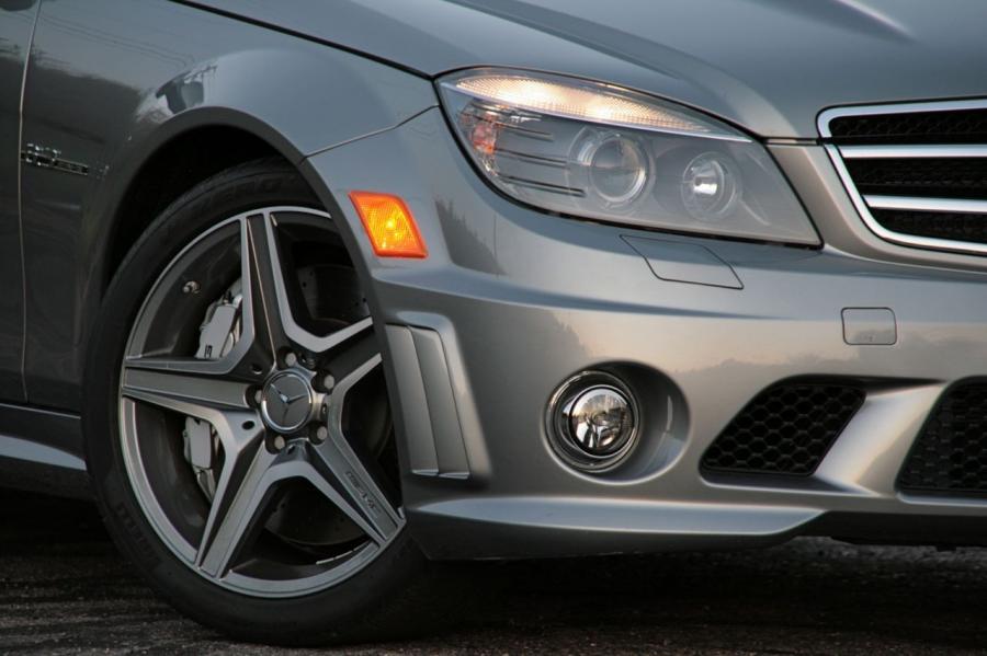  Mercedes-Benz C63 AMG 2009 года  (фото 2 из 32)